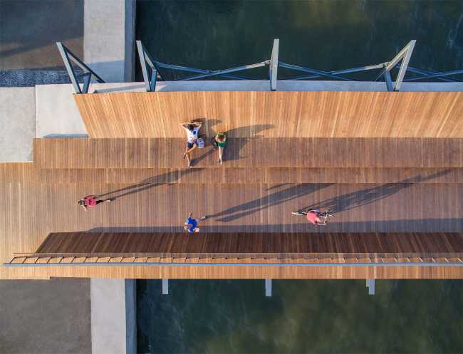 Ponte in legno sul mare